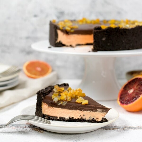 This Chocolate Orange No-Bake Cheesecake is rich, creamy and delicious! Made with an Oreo crust, and topped with chocolate ganache!