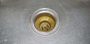 Steps to follow to attach a new sink strainer